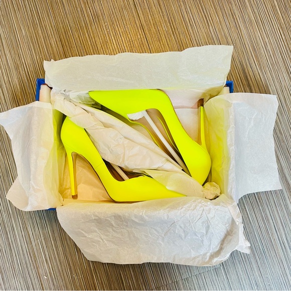 Limited edition never worn Stuart Weitzman neon yellow heels - Picture 4 of 4